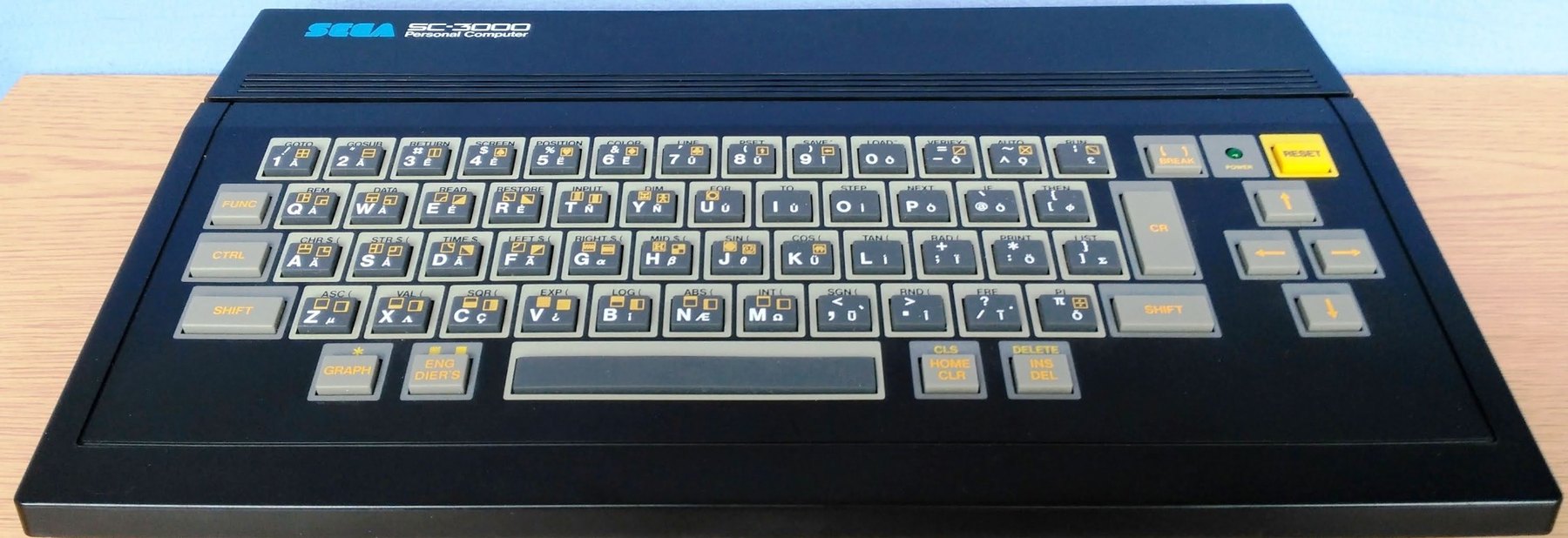 SEGA SC-3000 visto frontalmente
